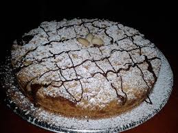 La torta mandorle e cioccolato è super facile e velocissima da preparare, per prima cosa sciogliete il cioccolato fondente a bagnomaria o al microonde. Torta Croccante Con Mandorle E Cioccolato Fornelli Pazzi