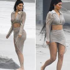 Самые новые твиты от million dollar body (@milliondlrbody): Kylie Jenner Puts Her Million Dollar Body Features On Display While Malibu Beach Shoot Hungryboo Kylie Jenner Red Carpet Looks Kylie Jenner Instagram