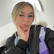 Rebecca Bellamy's Instagram, Twitter & Facebook