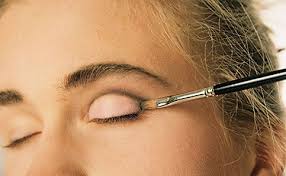 Klassischer weise beginnt man mit dem helleren ton innen und wird nach außen hin dunkler. Foto Make Up Schminken Profi Schminken Anleitung Tipps Motive Vorlagen