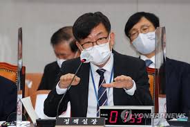 김상조 신임 정책실장 quot 경제정책 성공 위해 일관성 유연성 조화 중요 quot. ë¬¸ëŒ€í†µë ¹ ì „ì…‹ê°' ì¸ìƒ ê¹€ìƒì¡° é'ì •ì±…ì‹¤ìž¥ ì „ê²© ê²½ì§ˆ ì¢…í•© ì—°í•©ë‰´ìŠ¤