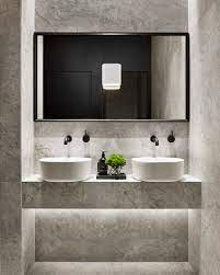 Inoltre, è necessario fare i conti anche con la luce che irradia lo spazio: Rivestire Un Bagno In Pietra Marmo E Materiali Lapidei Consigli E Idee