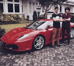 Sementara itu, kevin sudah sempat memberi petunjuk kalau kado yang ia maksud adalah carwrapping. Klarifikasi Kevin Aprilio Soal Ferrari Nyangkut Merahputih