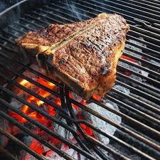 Use a combo grilling method for a combo steak: This T Bone Is Looking Drop Dead Gorgeous Right Now Crust For Days On This Awesome Pic By Vertsmoke Fogocharcoal Grill Tbone Steak Crust Mediumrare Alln