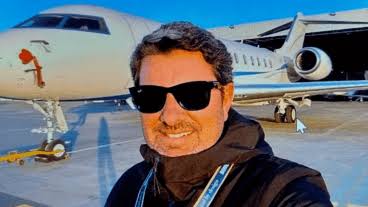 El broker que vendió el vuelo de vuelta de Adorni dijo que le pagó el  periodista Marcelo Grandío | Rosario3