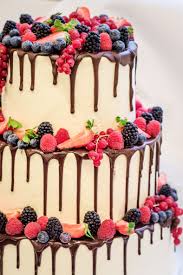 Dreistockige Hochzeitstorte Mit Frischen Beeren Hochzeitstorte Beeren Tortendesign Dreistockige Torte