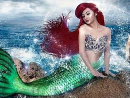 Gambar ikan duyung ada banyak foto wanita muda yang menjadi putri duyung tetapi gambar gambar itu kebanyakan memakai efek editan. 8 Potret Selebriti Pakai Kostum Putri Duyung Pesonanya Curi Perhatian Diadona Id