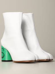 Signature stitch in white at heel collar. Maison Margiela Tabi Leather Ankle Boot Flat Booties Maison Margiela Women White Flat Booties Maison Margiela S58wu0260p3158 Giglio En
