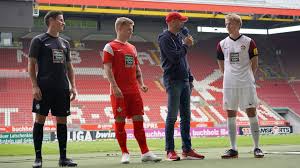 Aufstellungen, torschützen, zuschauerzahl und sonstige statistiken zum spiel 1. 1 Fc Kaiserslautern Prasentiert Neue Trikots Der Fck Dress 2021 22