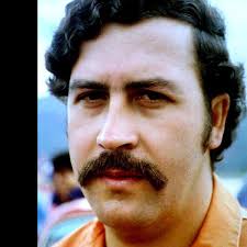 Esta fue producida en caracol televisión del 2009 al 2012, esta emocionante historia relata la vida de uno de los narcotraficantes más buscados, quien logró hacer millones de dólares gracias al negocio de las drogas. Pablo Escobar Y El Ano En Que Desangro Brutalmente A Colombia Mundo El Comercio Peru