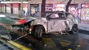 Autoridades de protección civil (pc) del gobierno federal y de la secretaría de gestión integral de riesgos y pc de ciudad de méxico (cdmx) se trasladaron al sitio del accidente en la línea 12 del. Arrancones En Cdmx Un Muerto Y Un Auto En Llamas Dejo Un Fuerte Choque Sobre Eje Central Infobae