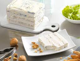 Per preparare la mousse di gorgonzola private della crosta il gorgonzola d.o.p. Sinfonia Di Gorgonzola E Mascarpone Terre E Gusti