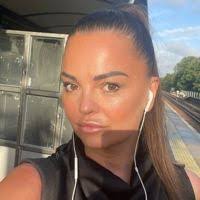 Elizabeth Dunphy's Instagram, Twitter & Facebook