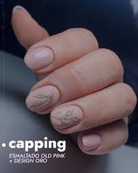 Si buscas darle un aporte fino y sencillo a tu esmaltado, los detalles en  oro lo logran a la perfección. Que team sos? Team detalles o monocromático?  Te leemos 🤎