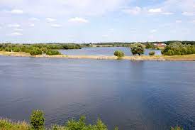 An arcen resident looks at the rising water of the river maas. Wenn Spontan Planlos Auch Schon Ist Tour Entlang Der Maas Vielweib On Tour