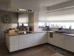 Un ilôt de belle taille accueil l'espace cuisson et la hotte îlot et s'accompagne en parallèle de l'espace lavage. Cuisine Blanche Et Bois 15 Idees Pour Vous Inspirer Kozikaza