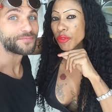 Alô alô, vocês sabem quem sou eu? Bruno Gagliasso encontra Inês Brasil no  aeroporto e tieta a webceleb: "Essa LACRA!"