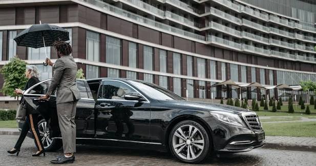 Top 10 Benefits of Hiring a Professional Chauffeur Service