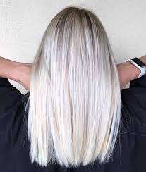 Silbernes Haar Mittellange Grau Blonde Glatte Haare Armbanduhr Schwarze Bluse In 2020 Haare Grau Farben Graue Haarfarbe Platinblond