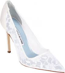 Il tacco da 7 cm e il plateau sono in satin bianco. Le Scarpe Da Sposa In Pizzo Della Collezione 2016 Di Manolo Blahnik Look Sposa
