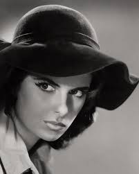 Biografías: MARIA VANER (1935-2008) Debutó en “El secuestrador” (1958), con  quien fuera su esposo Leonardo Favio, y rodó unos 40 filmes, los más  notables “Tres veces Ana”, “El secuestrador “, “En la