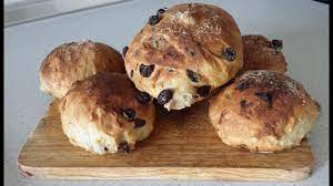 Trascorsa l'ora di lievitazione, poni l'impasto su una spianatoia dove avrai messo poca farina bianca. Pane All Uvetta Youtube