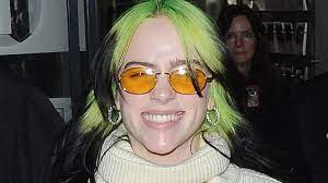 Billie eilish x freakcity graffiti. Darum Tragt Die Schlanke Billie Eilish Immer Baggy Kleidung Promiflash De
