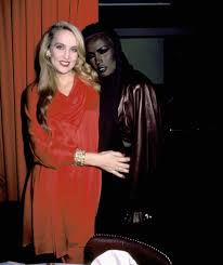Sie hat der regisseurin mary lambert wegen der nacktszenen einen korb gegeben, aber sie für ihr musikvideo la isla bonita regie führen lassen. 7 Verbluffende Fakten Uber Die Pop Ikone Grace Jones Hasst Lady Gaga Leben Wissen Bild De