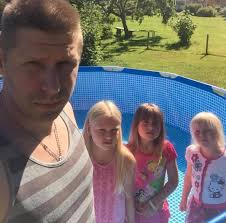 Systrarna fick sin pool sönderskuren