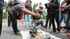 Postur yang santai masih dapat mendukung produktivitas mereka. Pwi Ciamis Kecam Serangan Israel Ke Kantor Media Di Palestina