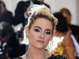 Makeup: Product Reviews, Backstage Tips, Trends