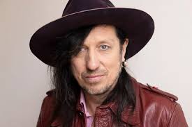 Sami Yaffa muistelee ikimuistoista ensikohtaamistaan edesmenneen Shane  MacGowanin kanssa