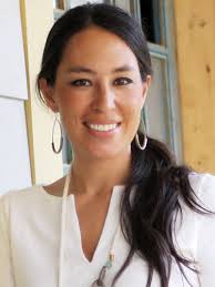 Here Is Mrs Gaines And Her Ponytail And Her Hoops Joanna Gaines Hair Joanna Gaines Nationality Fixer Upper Joanna Gaines