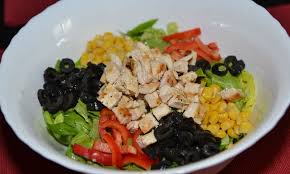 Un piept de pui mare (500g) 400g porumb 1si1/2 cutie ciuperci conservate 400g castraveti murati 100g gogosari murati 400g maioneza de casa 2 linguri ulei se pune sare si piper si se adauga si pieptul taiat cubulete, se mai caleste putin, se ia de pe foc si se lasa la recit. Salata Piept Pui