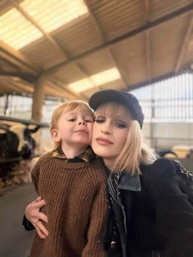 Kelly Osbourne is learning alongside her 3-year-old son, Sidney, as she  navigates parenthood. https://www.usmagazine.com/celebrity-moms/news/kelly- osbourne-has-never-explained-gender-to-son-sidney/?utm_campaign=trueanthem&utm_content=manual&utm_medium  ...