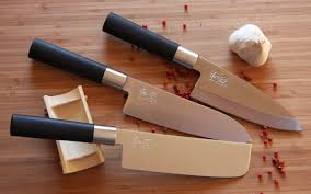 Les Couteaux Japonais Deviennent Une Reference Dans Les Cuisines Professionnelles Le Couteau Japonais Est Plus Qu Une Bel Couteau De Cuisinier Cuisine Couteau