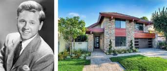 Step Inside The Homes Of Your Favorite Old Hollywood Stars Hollywood Homes Celebrity Houses Old Hollywood Stars