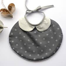 Bavoir Noel Fille Col Claudine Ecru A Pois Dores Mode Bebe Par Petit Pote Bavoirs Coudre Pour Bebe Jouets De Dentition