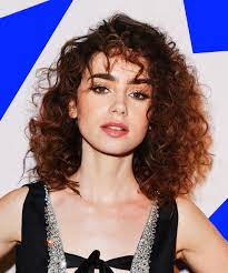 This was one of the classic looks of this decade, it was wear from mothers to little girls, even more to go to school, it was a typical and easily to achieve look!! These 80s Hair Trends Are Back Curly Hair With Bangs Curly Hair Styles Lily Collins Hair