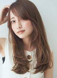 アッシュカラーのロングレイヤー claude monet h2o aveda 渋谷ヒカリエshinqs店 https www beauty navi com style detail 66726 pinterest hairstyle 髪型 ヘアスタイル ロング レイヤーカット ロング ヘアスタイリング
