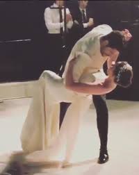 Evcen'in bu fotoğrafına 'kuğu gibi' yorumu yağdı. Fahriye Evcen In Dugununde Giydigi Gelinlikler Temiz Magazin