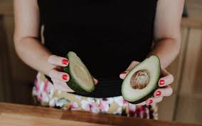 Ecco tutto ciò che devi sapere. Come Si Mangia L Avocado Sceglierlo Usarlo E Amarlo The Food Sister