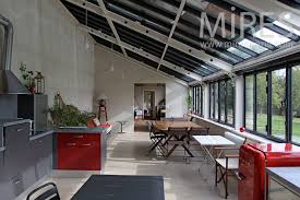 Installer une cuisine dans une véranda s'inscrit parfaitement dans la tendance actuelle pour vous permettre de cuisiner et recevoir dans un espace ouvert, lumineux et convivial. Large Kitchen Dining Room Under The Veranda C0775 Mires Paris