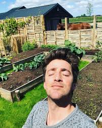 28 februari 2020 | laatste update: Hugo Kennis On Instagram Jaaaa Daar Is De Zon Zo Blij Moestuin Loveit Tiswathetis Vanvlietduurzaamhout Gelukkig