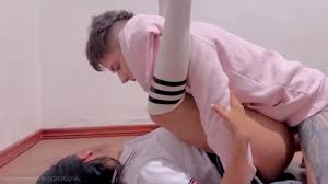 ALUMNOS FOLLANDO EN EL PATIO DE LA ESCUELA ( LOS DESCUBREN AL FINAL ) -  XNXX.COM