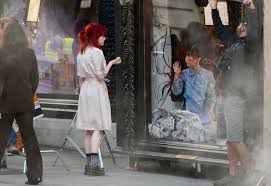 La icónica villana de 101 dálmatas (1961), con el cabello teñido mitad de blanco y la otra mitad de color negro, y amante incondicional de las. Cruella Conoce Las Locaciones De La Vieja Y La Nueva Pelicula
