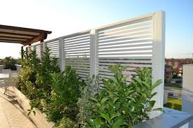 Linee essenziali e grande versatilità, questi sono i caratteri distintivi del pannello divisorio kentia. Risultati Immagini Per Grigliati Per Terrazzi In Alluminio Griglia Da Esterno Terrazza Arredamento Terrazzo