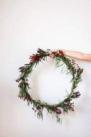 Composées d'éléments naturels ou à partir de petits objets de récupération, elles prendront place avec élégance sur le sapin. Diy Noel 45 Couronnes De Noel A Faire Soi Meme