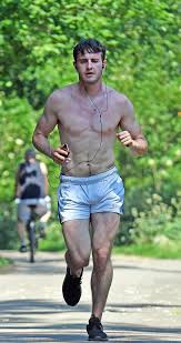 Paul mescal says fan nearly fell off bike after seeing him topless. Der Herzensbrecher Paul Mescal Wird Auf Einem Hemdlosen Jogging Mit Seiner Beruhmten Kette Gesehen Nach Welt