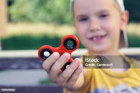 Mutlu Bir Adam Spinner Antistress Oyuncak Elinde Tutan Stok Fotoğraflar &  ABD'nin Daha Fazla Resimleri